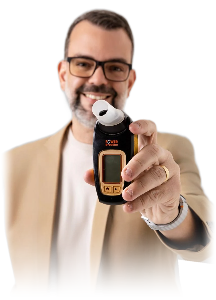 Dr. Otávio Plazzi segurando o aparelho de treinamento muscular inspiratório, criador da Formação TMI 360